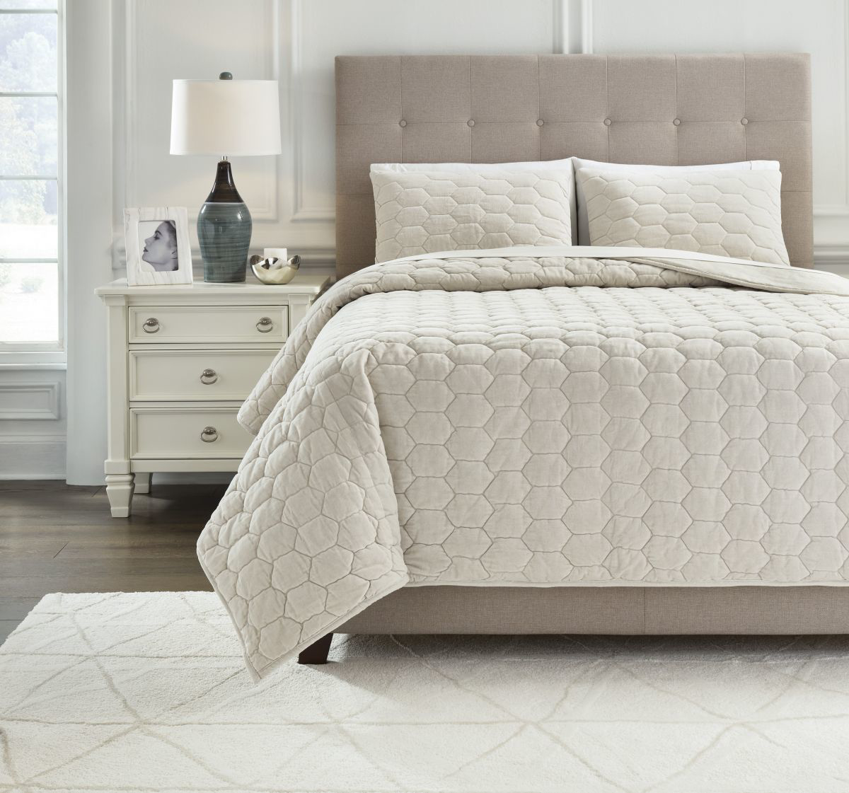 Picture of Hesper Coverlet Set